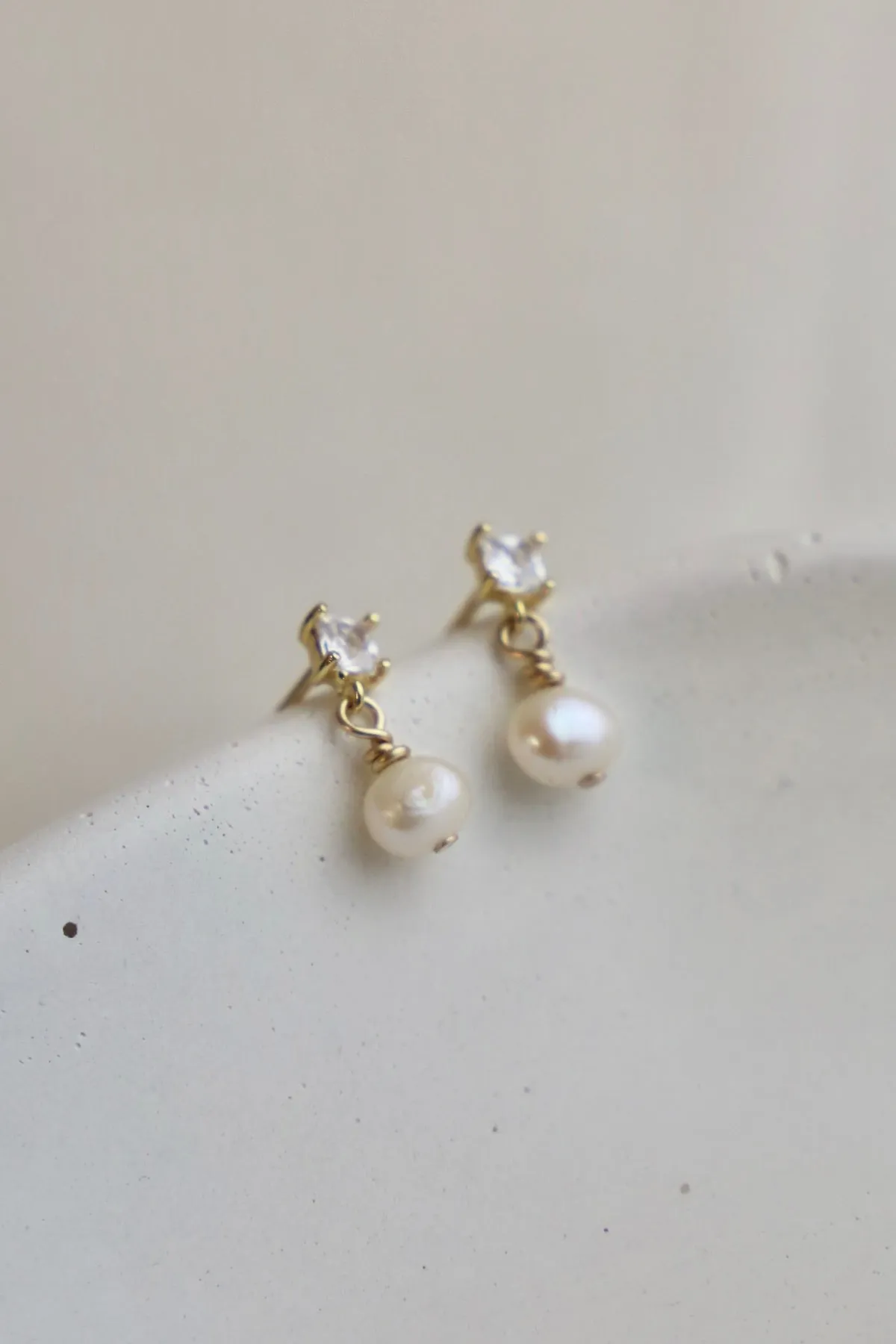 CLAIRE PEARL STUDS